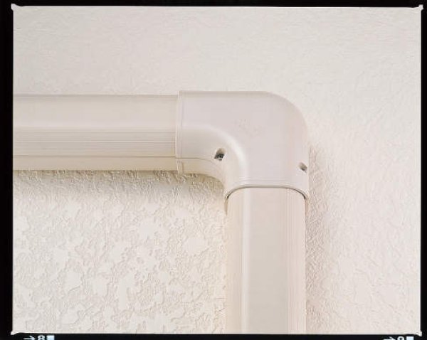 画像2: イナバ　SK-100-I　配管化粧カバー　スリムコーナー平面９０° (2)